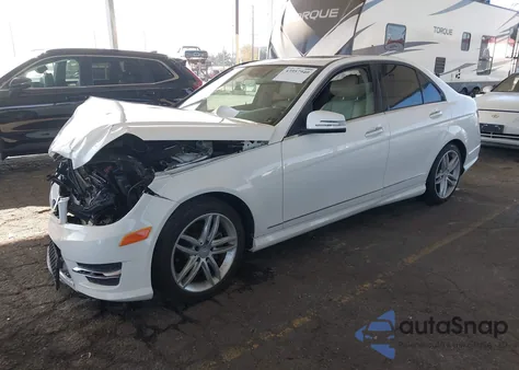 2013 Mercedes-Benz C 250 Sport z USA, uszkodzony, nr VIN WDDGF4HB4DA853422